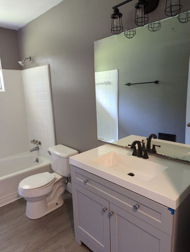 Building Photo - 1302 Ridgefield Cir