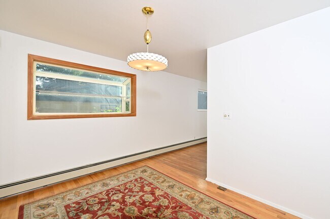 Building Photo - Spacious 4BR/2 BA Home in Quiet North-End ...