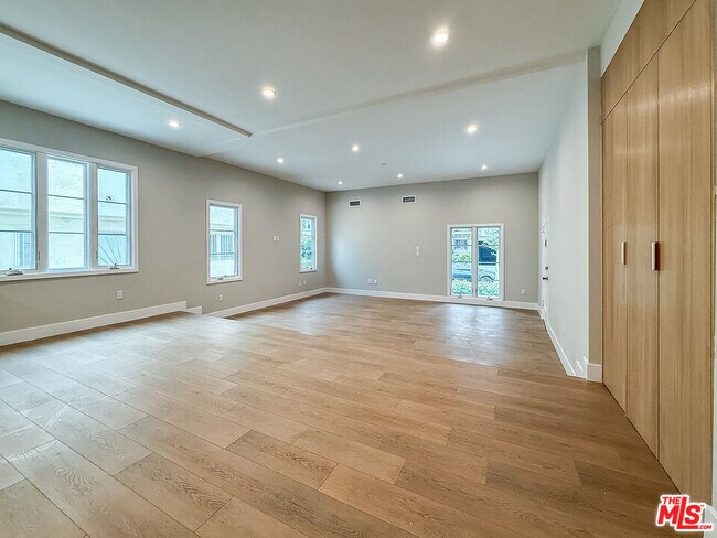 Building Photo - 150 N Arnaz Dr