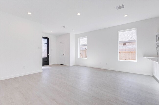 Building Photo - 27410 Sweetwater Bay Dr