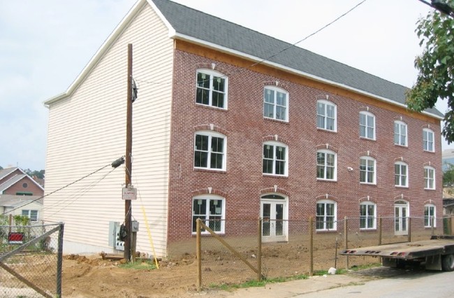 Primary Photo - 709-711 Windsor St
