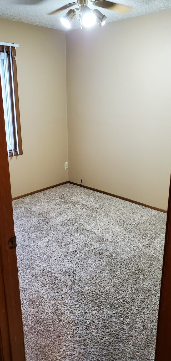 2nd - upper-level bedroom - 14619 Burnell Park Dr