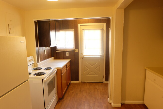Building Photo - 512-512 1/2 Vassar Dr SE
