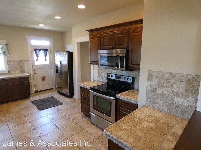 Building Photo - 3 br, 1 bath House - 221 W 9th Street