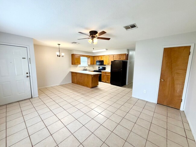 Building Photo - Move-In Ready 2BR Duplex | Private Yard | Great Location | Pets Welcome