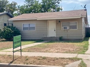 Building Photo - 109 N Uvalde Ave
