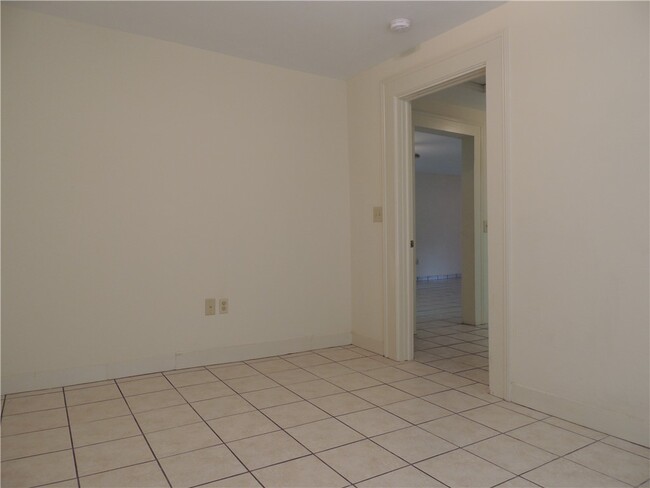 Building Photo - 803 Kings Rd