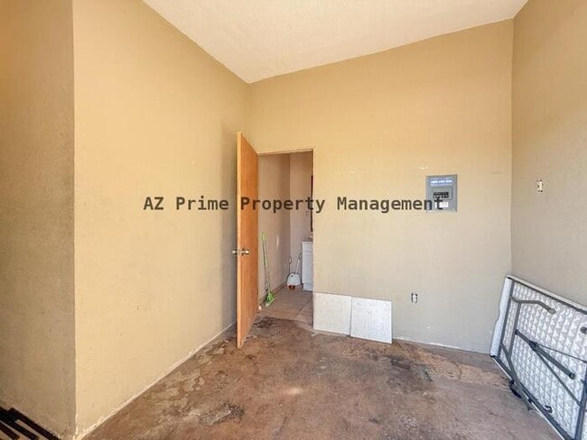 Building Photo - 902 N 15th Ave