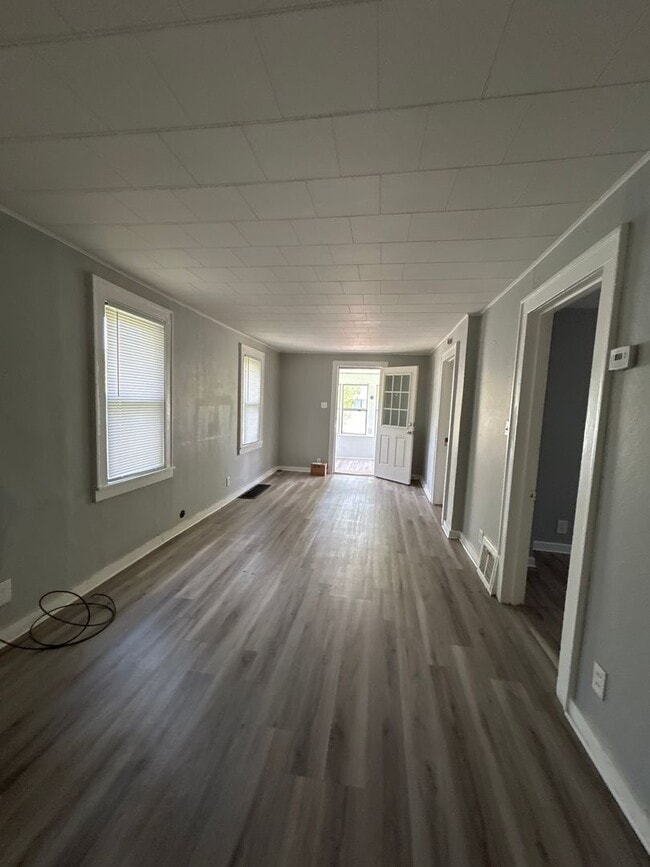 Building Photo - 2-Bedroom, 1-Bathroom Home with Basement &...