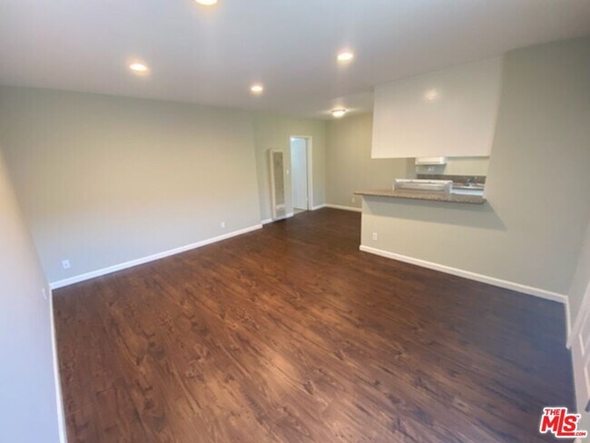 Building Photo - 7925 Vineland Ave