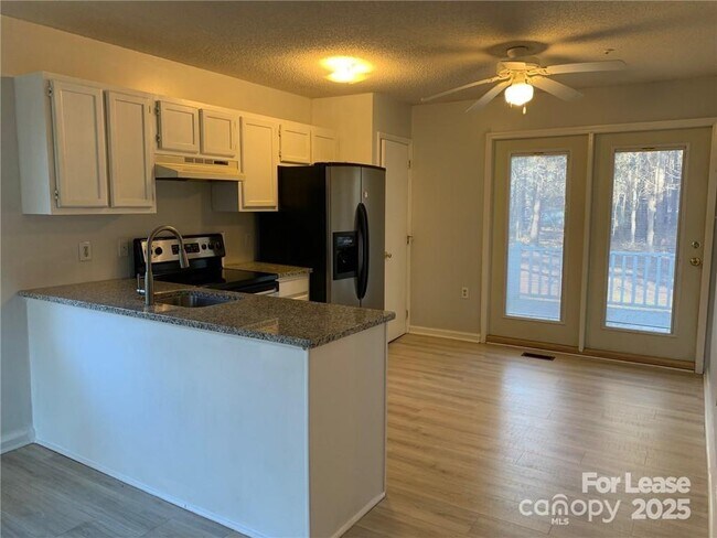 Building Photo - 104 Pepper Cir