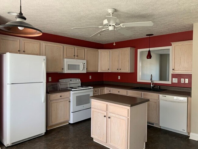 Building Photo - 3 Bedroom Townhouse in Wyndhurst