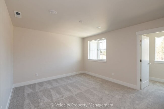 Building Photo - M555
