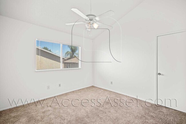 Building Photo - 661 Parkview Dr