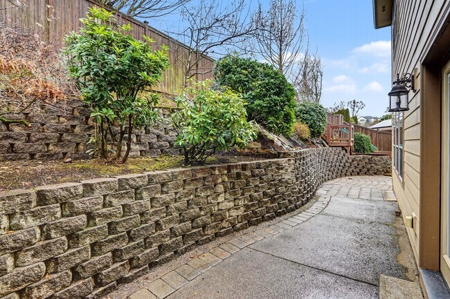 Building Photo - 4 bed, 2.5 bath Two-Story Home in West Salem