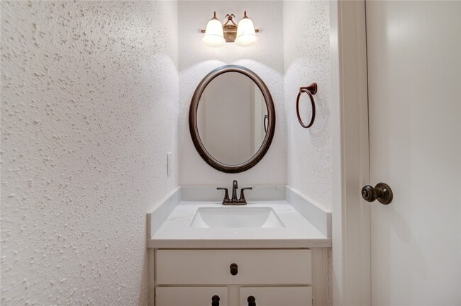 Building Photo - 2002 Gentryside Dr