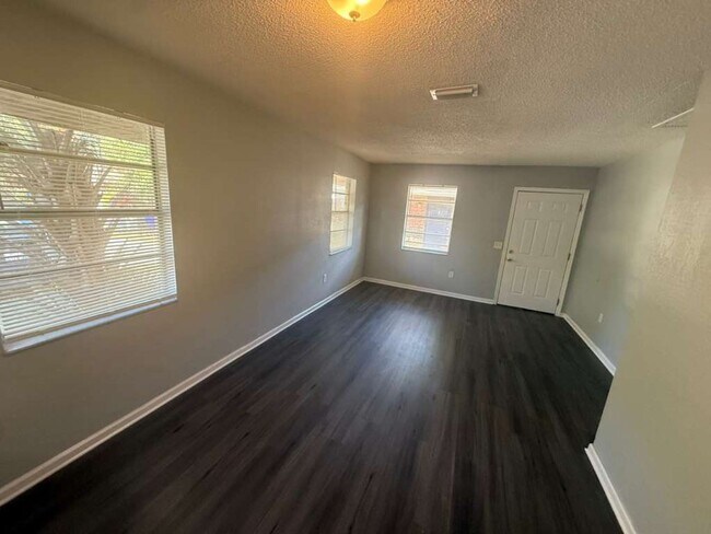 Building Photo - Cute & Cozy 2/1.5 Move In Ready Apply for FREE This Holiday Season!