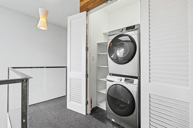 Building Photo - 3425 Louise St