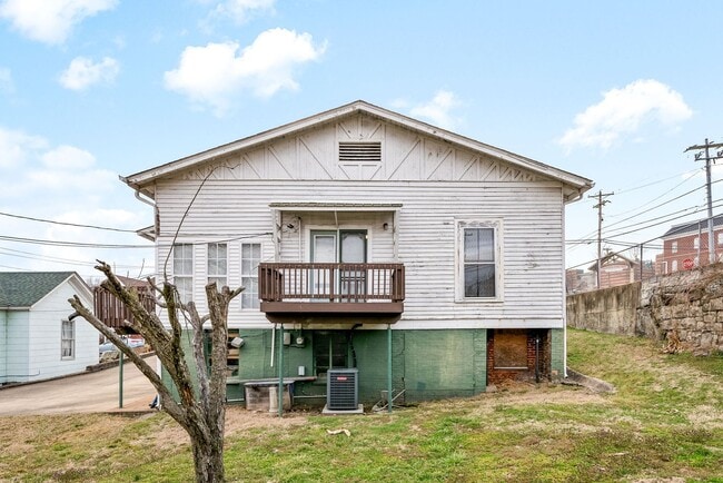 Building Photo - 2 Bedroom 2 Bath Pet Friendly Home For Ren...