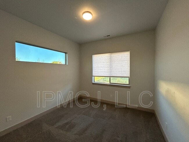 Building Photo - 581 W Indian Creek Dr