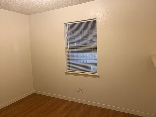 Building Photo - 908 Emile St