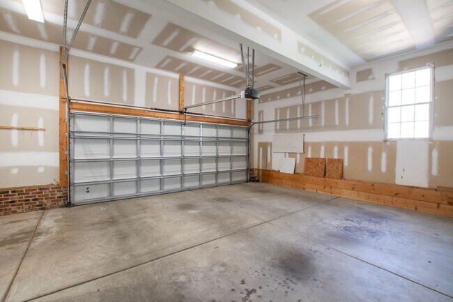 Building Photo - Exceptional 5-Bedroom Residence in the Hea...