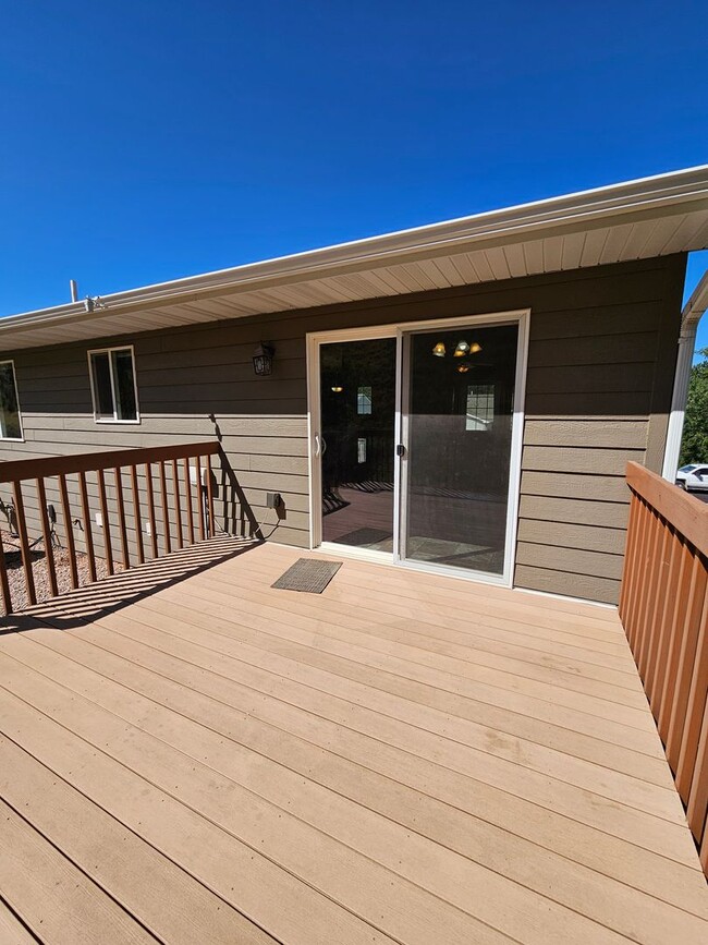 Building Photo - 4 BEDROOM | 3 BATH | TOWNHOME | GARAGE | WEST SIDE