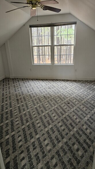 Building Photo - 100 Fox Run Ln