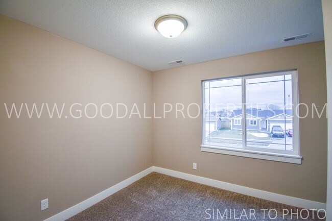 Building Photo - Wonderful 5 bedroom, 3.5 bath with a finis...