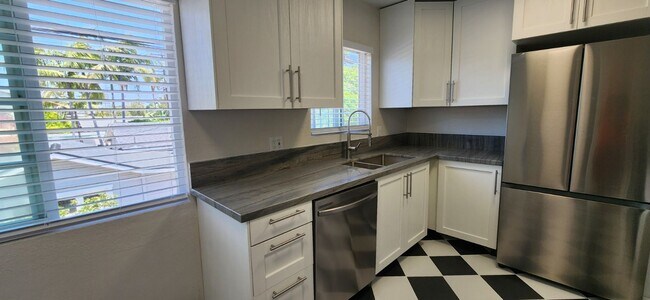 Building Photo - Kensington: Renovated Spacious Residence: Cook's kitchen, Includes parking