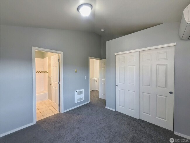 Building Photo - 3bd/2.5ba Seattle Townhome