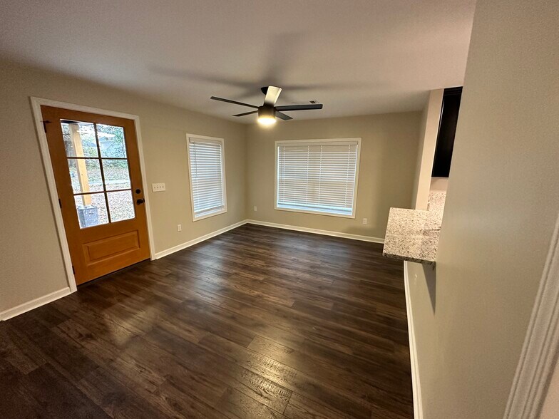 Building Photo - 406 Phillips Ave