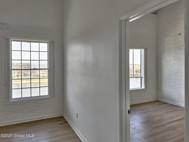 Building Photo - 145 River St