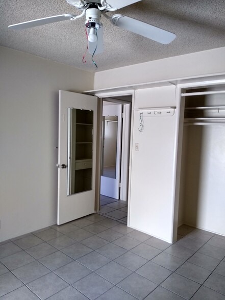 mirrored doors -< thruout apt - sunny - 1843 E Palmyra Ave