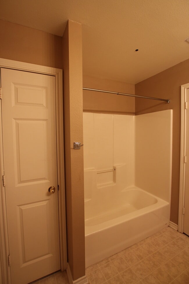 Building Photo - Coming Soon! 3 Bedroom in Flint!