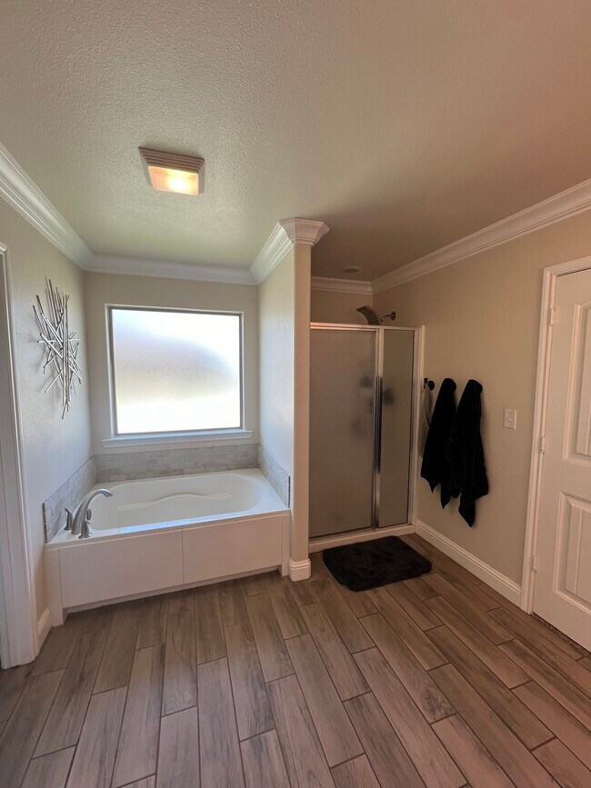 Building Photo - 10301 Valencia Ave