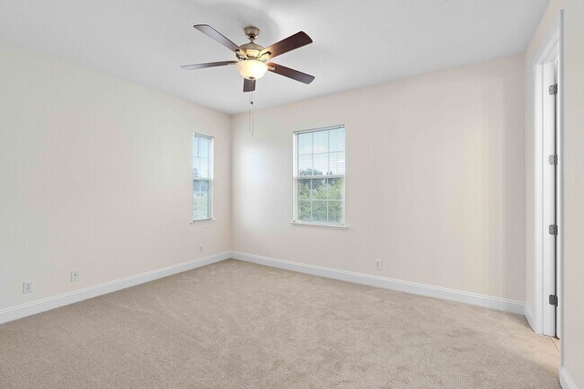 Building Photo - Spacious 3 Bedroom, 3 Bathroom Home with P...