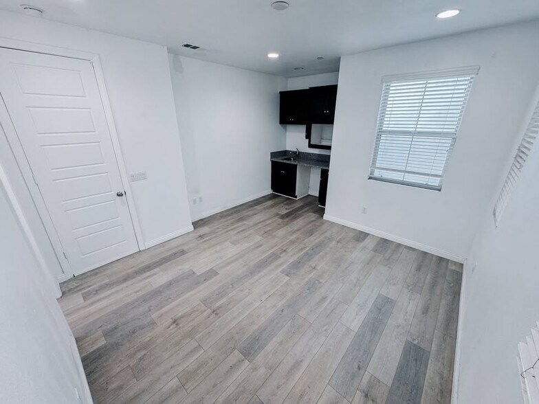 Building Photo - 1310 W Orange Blossom Way
