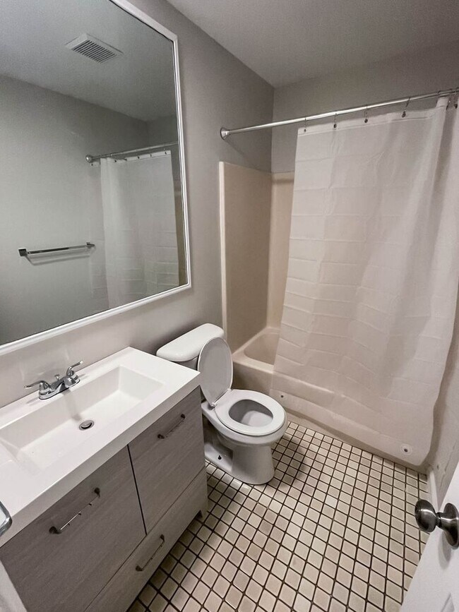 Building Photo - Elegant 1 Bedroom APT.