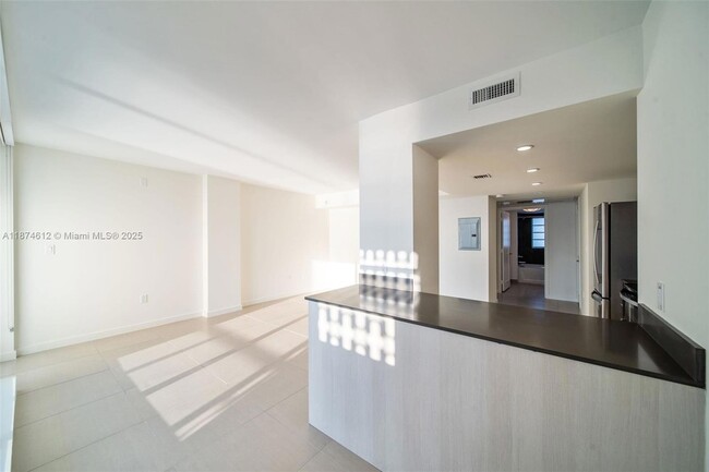 Building Photo - 910 West Ave
