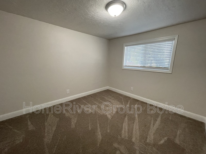 Building Photo - 102 N Homedale Ave