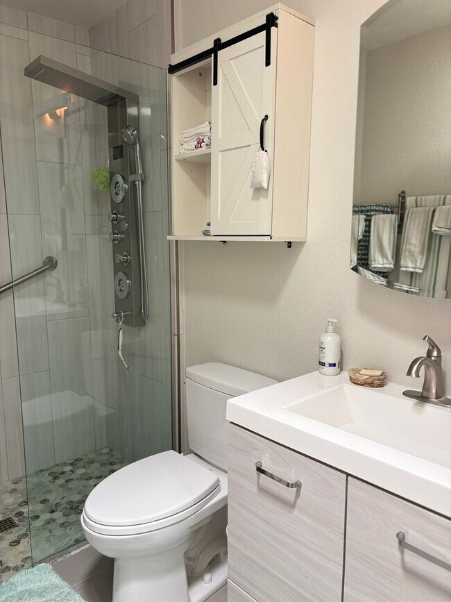 Building Photo - Beautifully updated 2 bedroom with large den/office area. In Leisure World a 45+ Active Adult Res...