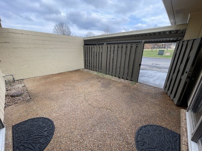 Building Photo - "Charming 3-Bed Townhouse with Cozy Fireplace in Prime Nashville Location – 1600 Sq Ft of Comfort!"