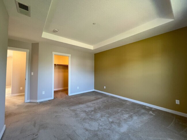 Building Photo - Modern 4-Bedroom End Unit with Community A...