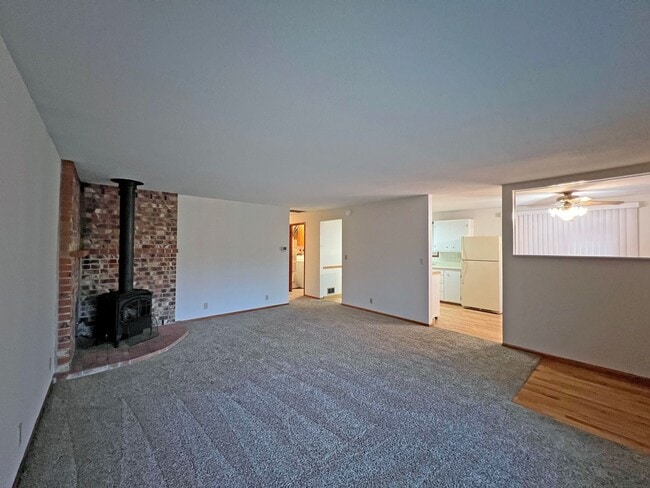Building Photo - Adorable Three Bedrooom in Edgewood