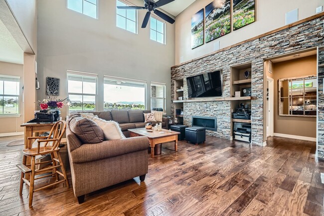 Building Photo - Luxury Living with Front Range Views, Hot ...