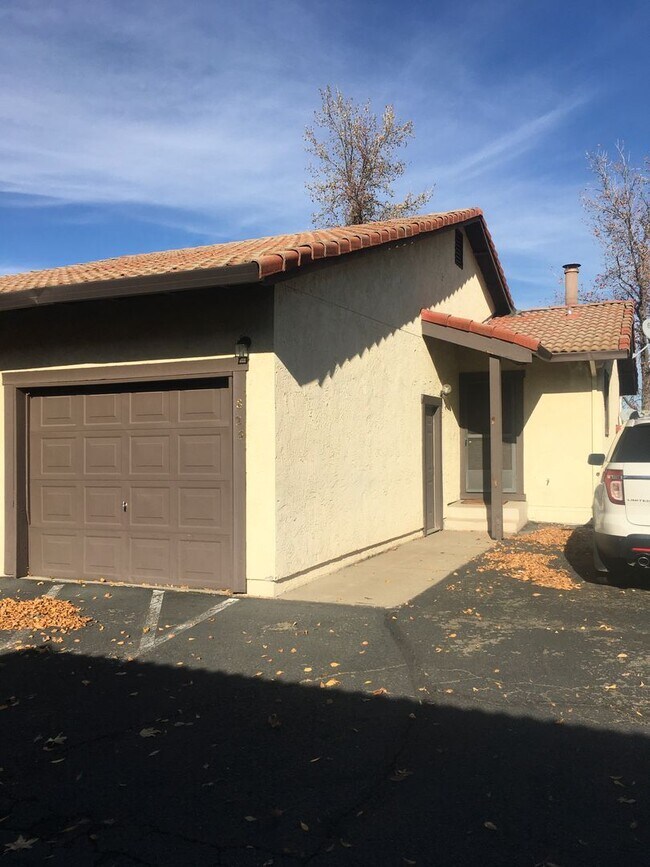 Redding townhome close to shopping with 1 825 Mission Sierra Ct