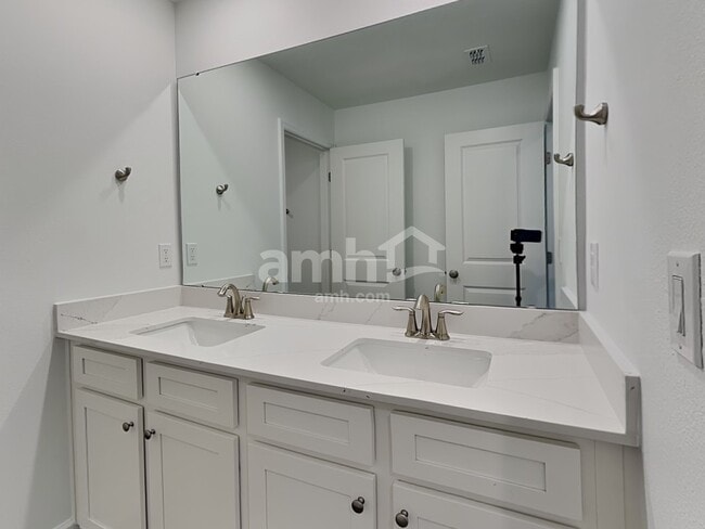 Building Photo - 2909 20th Ave W