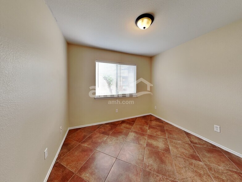 Building Photo - 216 Fall Creek Dr