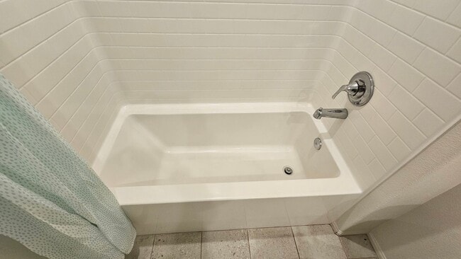 Building Photo - Modern 4 Bedroom Home in City in the Hills